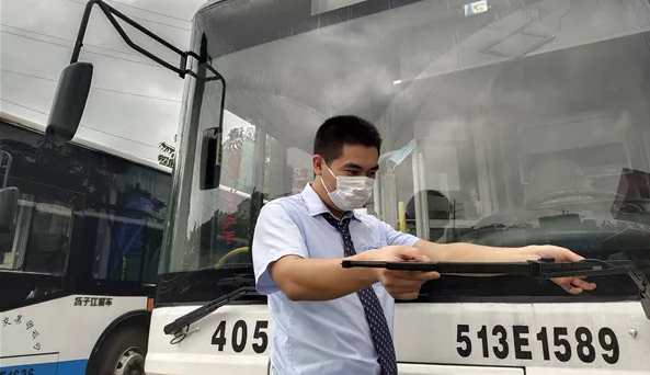 武漢公交多舉措應(yīng)對強降雨天氣，保障市民安全出行(圖3)