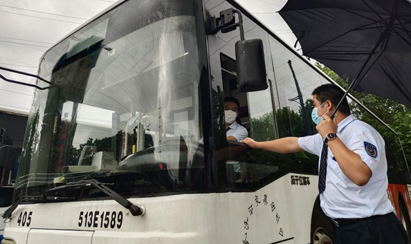 武漢公交多舉措應(yīng)對強降雨天氣，保障市民安全出行(圖2)