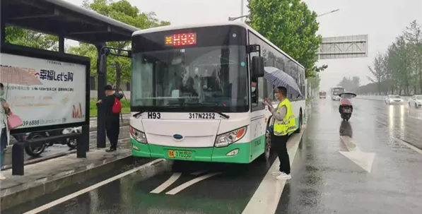 武漢公交多舉措應(yīng)對強降雨天氣，保障市民安全出行(圖4)