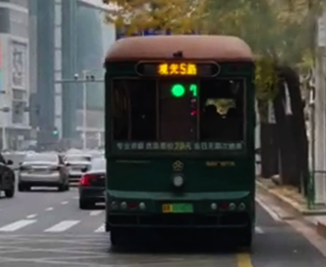 車尾“預(yù)報(bào)”前方路口紅綠燈？真的！ 這輛公交車變身“移動(dòng)交通信號(hào)燈”(圖1)